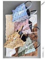 Issey MiyakeMiyake July ใหม่กระเป๋าสะพายไหล่ข้างเดียวทรงสามเหลี่ยมสำหรับผู้หญิงมีที่จับคู่สีนีออน6สี