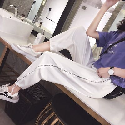 new-กางเกงขายาว เอวยางยืด แต่งแถบข้างเป็นภาษาอังกฤษ สีสารสวยๆน่ารักๆแบบสไตรเกาหลี ผ้านุ่มใส่สบาย รุ่น (สีดำ-ขาว)รุ่น-906