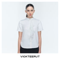 VICKTEERUT (ราคาปกติ 7,450-.) Re-Edition Banded Collar Short Sleeve Shirt with Pleated Frill เสื้อเชิ้ต คอจีน ตกแต่งระบายอัดพลีท