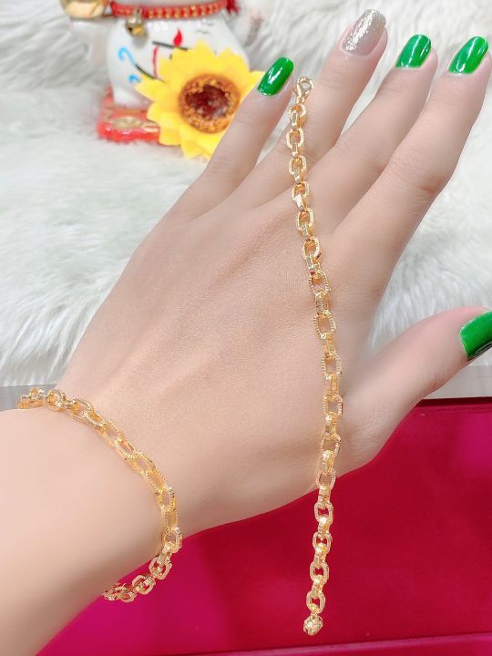 Lắc tay nữ mạ vàng 18K là món quà đặc biệt dành cho những cô gái yêu thích những phụ kiện cao cấp. Chất liệu vàng 18K sang trọng và bền đẹp, sản phẩm sẽ mang đến vẻ đẹp quý phái cho phái đẹp và thu hút mọi ánh nhìn từ xung quanh.