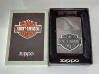 ZIPPO 29822 HARLEY DAVIDSON BAR AND SHIE GRAY EMBLEM ATTACHED    ผลิตปี2019   ติดพิณนูนจากโรงงาน  ของใหม่ไม่ผ่านการใช้งาน  มาพร้อมกล่องตรงรุ่น  รับประกันของแท้