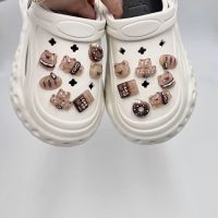 Crocs Jibbitz 14ชิ้น/เซ็ตหัวเข็มขัดรูปหมีการ์ตูน DIY อุปกรณ์เสริมรองเท้ามีเสน่ห์แฟชั่นช็อคโกแลต