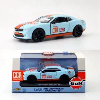 1:43 2013 Chevrolet Camaro SS Gulf Oil Series จำลอง Diecast รุ่นดึงกลับเปิดประตูคอลเลกชันเด็กของเล่นของขวัญ