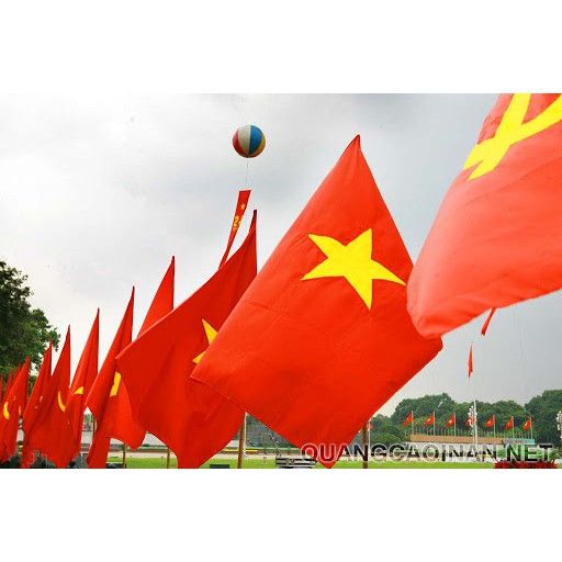 Cờ tổ quốc: Hãy cùng chiêm ngưỡng bức ảnh đầy tự hào về cờ Tổ quốc Việt Nam, được giương cao tại những nơi quan trọng trong thành phố. Đó là biểu tượng tài sản vô giá của dân tộc Việt Nam và tình yêu đối với đất nước, đại diện cho sức mạnh và niềm tự hào của người Việt. Hãy bắt đầu chuyến phiêu lưu xuyên Việt với bức ảnh tuyệt đẹp này!