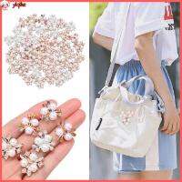 YIQIHE 10PCS ตัดเย็บเสื้อผ้า เครื่องประดับหมวก รูปดอกไม้ กิ๊บติดผมไข่มุก ปุ่ม Rhinestone กระดุมมุก คลิปหนีบหมวก