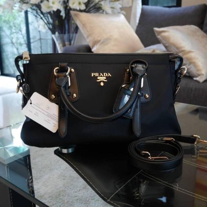 best-seller-restock-กระเป๋าทรง-handbag-จากงานพรีเมี่ยมกิ้ฟ-จากเคาเตอร์ต่างประเทศ-กระเป๋าถือทรงหรู-จากแบรนด์-พราด้า