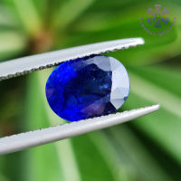 พลอยไพลิน น้ำหนัก 2.82 กะรัต (Natural Blue Sapphire) สีน้ำเงินสด TOP COLOR รูปร่างไข่ เผาใหม่ มีตำหนิภายในเนื้อพลอย การันตีพลอยแท้ 100%