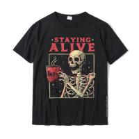 Staying Alive Skeleton ดื่มกาแฟโครงกระดูกตลก Skull เสื้อยืด Cotton Mens T เสื้อ Custom Tops เสื้อ Designer Birthday