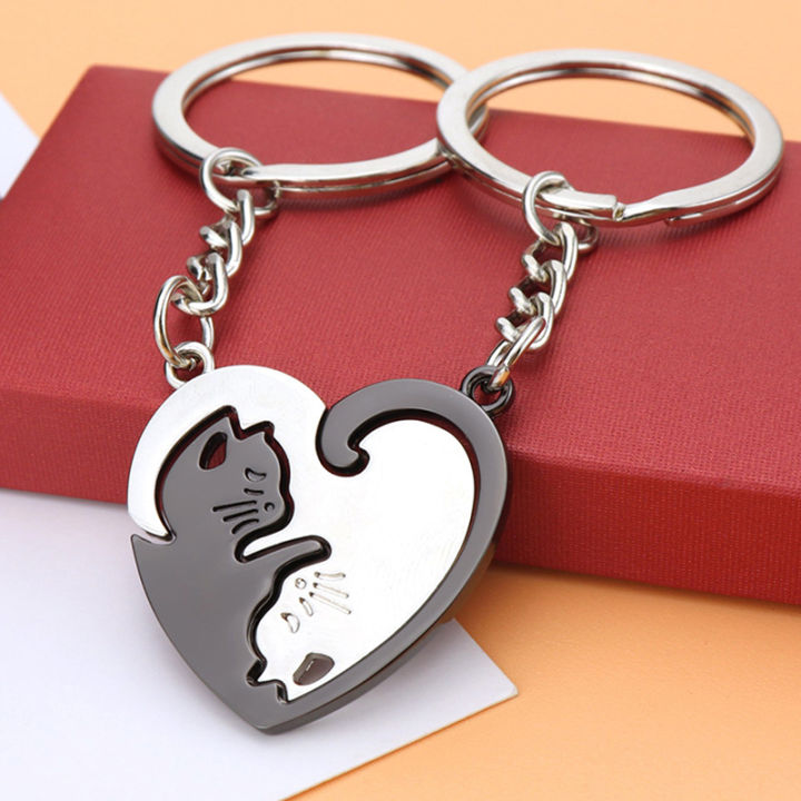 Nếu bạn đang tìm kiếm một món quà đặc biệt cho người ấy, hãy thử tìm hiểu về móc khóa cặp đôi. Với thiết kế hài hòa và tinh tế, món quà này sẽ nhắc nhở bạn và người ấy về tình yêu đôi lứa của hai bạn.
