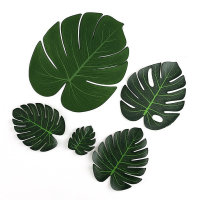 ใบปาล์ม Monstera ประดิษฐ์สีเขียวสำหรับธีมเขตร้อนอุปกรณ์งานเลี้ยงวันเกิดของตกแต่งบ้าน