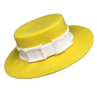 ผู้หญิงสีเหลืองปีกกว้างรู้สึกหมวกริบบิ้นสีขาววงฤดูหนาว Fedora ขนสัตว์แบนด้านบนหมวกคริสตจักรดาร์บี้กุทัณฑ์หมวกปรับ