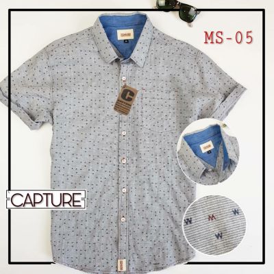 Capture Shirt เสื้อเชิ้ตผู้ชาย แขนสั้น คอปก ผ้า Crinkle ลายตัวอักษร M สีเทา มีถึงอก 48 นิ้ว