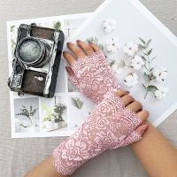 ♠◐ Sexy Daily Stretch Lace White Glove Short Bridal Gloves Pink Navy Women Dance Party Wedding Gloves Half-Finger Guantes Boda