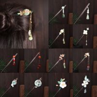 Creativity Taihua Green Round Jade Flower Tassel Pendant Wood Hairpin Ancient Style Cheongsam Hairpin for Women Vintage Headgear Haberdashery