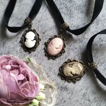 Vintage on sale cameo choker