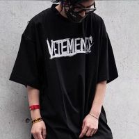 TOP☆ Vetements เสื้อยืดแขนสั้น พิมพ์ลายกราฟฟิติโลโก้ตัวอักษร ทรงหลวม แฟชั่นฤดูใบไม้ผลิ และฤดูร้อน สําหรับผู้ชาย และผู้หญิง 2 ชิ้น