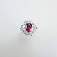 Rhodolite Diamond Ring แหวนพลอยโรโดไลท์ พลอยสีม่วงอมแดง ประดับล้อมด้วยเพชรแท้รูปทรงดอกไม้ ตัวแหวนทองคำขาว18K