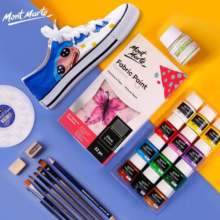 Bộ màu vẽ vải custom giày Mont Marte bao gồm từ 8 đến 20 màu sắc sống động và không phai màu khi giặt. Nếu bạn thích sưu tập và tô màu lên giày Mont Marte của mình, đây chính là bộ màu vẽ đáng để sở hữu.