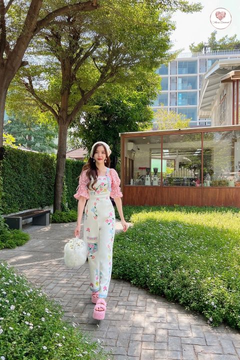 amage-me-jumpsuit-จั้มสูทสีขาวปักลายดอกไม้-พร้อมเสื้อถักสีชมพูเข้ากันสุดๆ-เซต-2-ชิ้น-น่ารักมากก