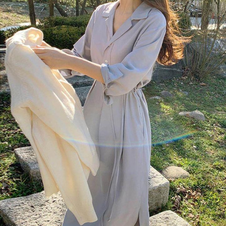 เดรสเชิ้ตผู้หญิงผ่าข้างสไตล์เกาหลี-เดรสมิดิทรงหลวมลำลองเสื้อแขนยาวแบบใหม่ในฤดูใบไม้ร่วงชิคสีพื้น