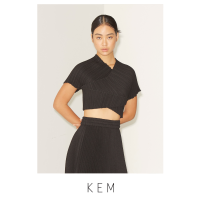 Kemissara Pleated Wrap Top Off Shoulder Black เสื้อพลีตคอปีน เสื้อพลีตเปิดไหล่ เสื้อผู้หญิงใส่ได้หลายแบบ เสื้อครอปสีดํา