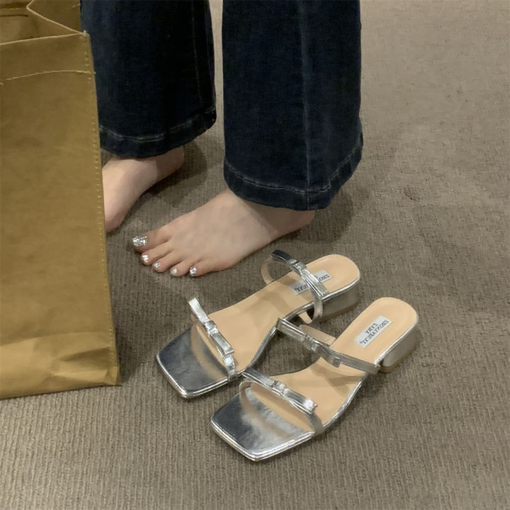 รองเท้าแตะสไตล์นางฟ้าใส่ด้านนอกรองเท้าผู้หญิง-2023-ฤดูใบไม้ผลิและฤดูร้อนใหม่ส้นหนาหัวเหลี่ยมสีเงินรองเท้าแตะโบว์คำเดียว