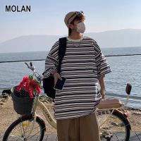 MOLAN เสื้อยืดแขนสั้นหลวมแขนสั้นลายผู้ชายเทรนด์หลวม