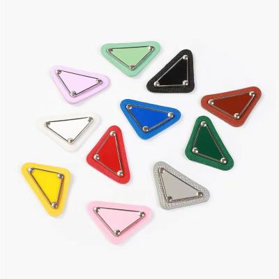 【LZ】℡☑☼  2 pçs triângulo de couro do plutônio etiqueta etiquetas roupas em relevo etiqueta artesanal para sacos diy costura roupas mochila sapatos acessórios