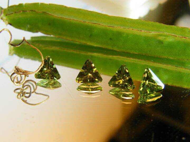 เพชร-cz-คิวบิกเซอร์โคเนีย-เพชรรัสเซีย-cubic-zirconia-รูปสามเหลี่ยม-สีเปริดอท-peridot-american-diamond-stone-triangle-shape-7x7-mm-2-pcs-เม็ด