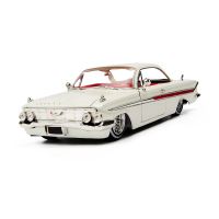 Jada โมเดลรถคลาสสิกแนววินเทจขนาด1:24 1961 Chevy Impala แบบจำลองรถจากโลหะอัลลอยด์ของที่ระลึกของสะสมของขวัญสำหรับงานอดิเรกของเด็ก