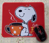 แผ่นรองเม้าส์ หนา นุ่ม น่ารัก น่าใช้ ลาย Snoopy แดง แผ่นรองเม้าส์ทรงสี่เหลี่ยม ขนาด 21x26 cm