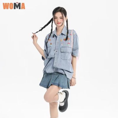 WOMA  เสื้อยีนส์เก่าฟอกย้อนยุคเสื้อเชิ้ตผู้ชายเสื้อแขนสั้นคอปกทรงหลวมปักลายการ์ตูนใหม่สำหรับผู้หญิงและผู้ชายใส่ได้ทั้งชายและหญิง