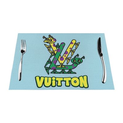 L Vuitto แผ่นรองจานศิลปะแบบซักได้ลายที่วางจาน PVC โต๊ะตามกำหนดสำหรับตกแต่งบุฟเฟ่ต์อาหารเย็นในงานปาร์ตี้