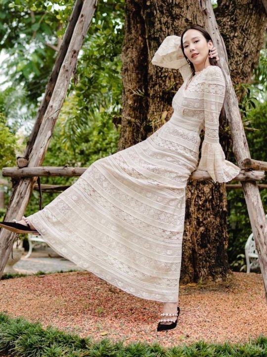 p008-001-pimnadacloset-crew-neck-long-bell-sleeve-lace-long-dress