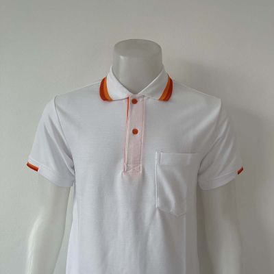 polo shirt แบบชาย สีขาวคลีปส้ม ซึ่งเป็นทรงตรง มีกระเป๋าที่หน้าอก ส่วนแบบหญิง เป็นทรงเข้ารูป จากโรงงานผลิตเสื้อโปโลโดยตรง