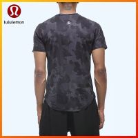 ☒❈ Lululemon ใหม่ เสื้อกีฬาโยคะ คอกลม แขนสั้น ผ้ายืด ลายพราง สไตล์คลาสสิก สําหรับผู้ชาย 22