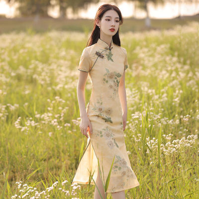 Cheongsam 2023ใหม่ของผู้หญิงฤดูร้อนดอกไม้สไตล์จีนโบราณที่สง่างามในปรับเปลี่ยนแต่งตัวหนุ่มยาว