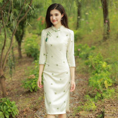 ชุดกี่เพ้าลูกไม้สาวปักด้านแปดปุ่มกลางความยาว Cheongsam ปรับปรุงชุด Cheongsam ย้อนยุค