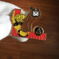 2Pcs เซ็กซี่สีแดงสีเหลือง Masonic Lapel Pin Freemason Soft Enamel Pins และเข็มกลัด Mason สุภาพสตรี Of The Lodge สีบลอนด์ Pin-Up สาวรุ่น