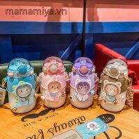 MAMA【จัดส่งทันที】ขวดน้ำสำหรับเด็กแบบใส ขวดน้ำขนาด 720ml สำหรับพกพา แถมฟรีสสุดน่ารัก พร้อมสายคล้องมือ j