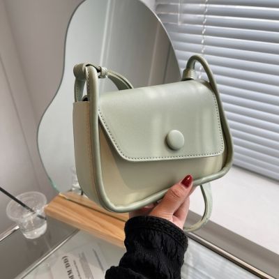 Axillary female bag is popular this year the new 2022 senior feeling fashionable joker oblique satchel brim small bread