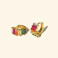 Shependence ต่างหูห่วงบาเก็ต ลักซ์ สีรุ้ง (Lux Rainbow Baguette Huggie Hoop Earrings)