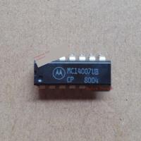 2pcs MC14007UBCP ต้นฉบับใหม่นำเข้าชิ้นส่วนอิเล็กทรอนิกส์ชิป IC สองแถววงจรรวม DIP-14