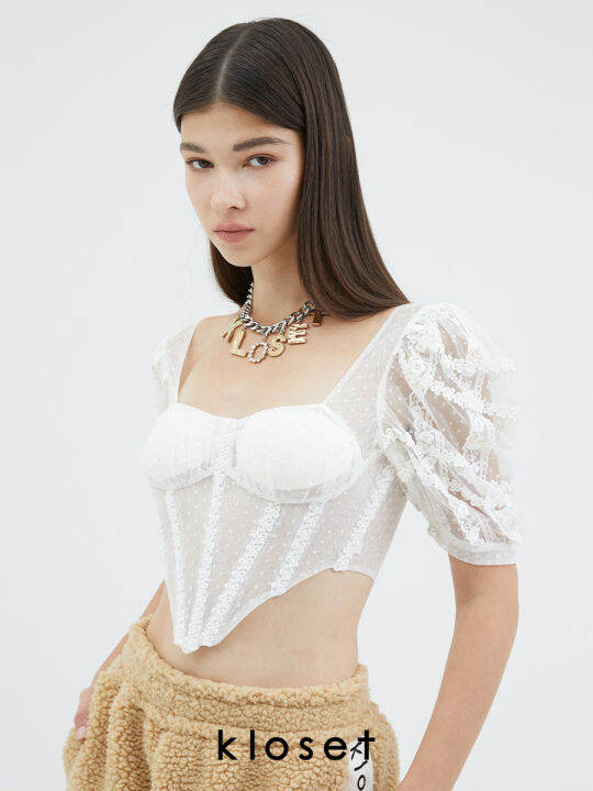 kloset-bad-romance-off-shoulder-lace-crop-top-pf22-t003-เสื้อผ้าผู้หญิง-เสื้อผ้าแฟชั่น-เสื้อแขนตุ๊กตา-เสื้อเว้าเอว-ผ้าลูกไม้