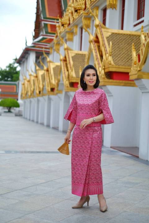 ชุดผ้าไทยไหมทอเครื่อง-สีสันและลวดลายสวยงาม-เสื้อดีไซน์แขนผ่าดูเก๋ไก๋ดูดีมีเสน่ห์-ผ้านุ่งมีตะขอปรับเอวได้-ใส่สบาย-เดินนั่งง่ายสะดวก