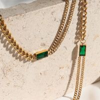 《 DTOU Fashion 》ไม่มีสแตนเลสสตีล18K Gold Plated Vintage Emerald CZ Charm Creative ไม่สมมาตร Cuban Chain Choker สร้อยคอสำหรับผู้หญิง