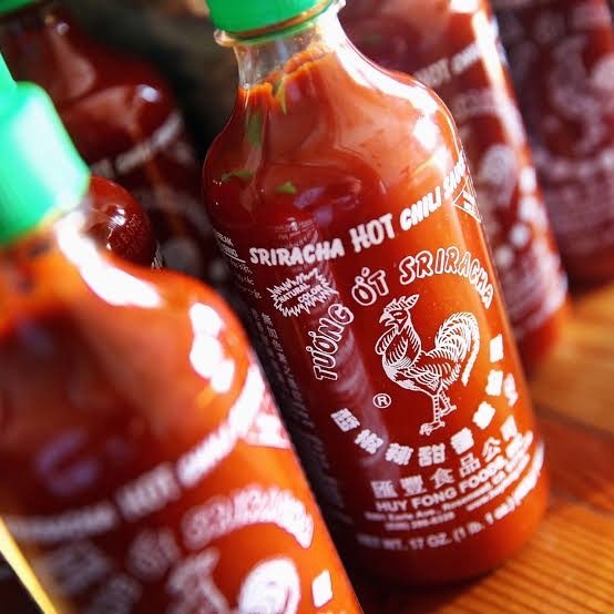 ซอสพริกคีโต-ซอสศรีราชา-ตราไก่-ขนาด-435-ml-keto-friendly-huy-fong-sriracha-hot-chili-sauce