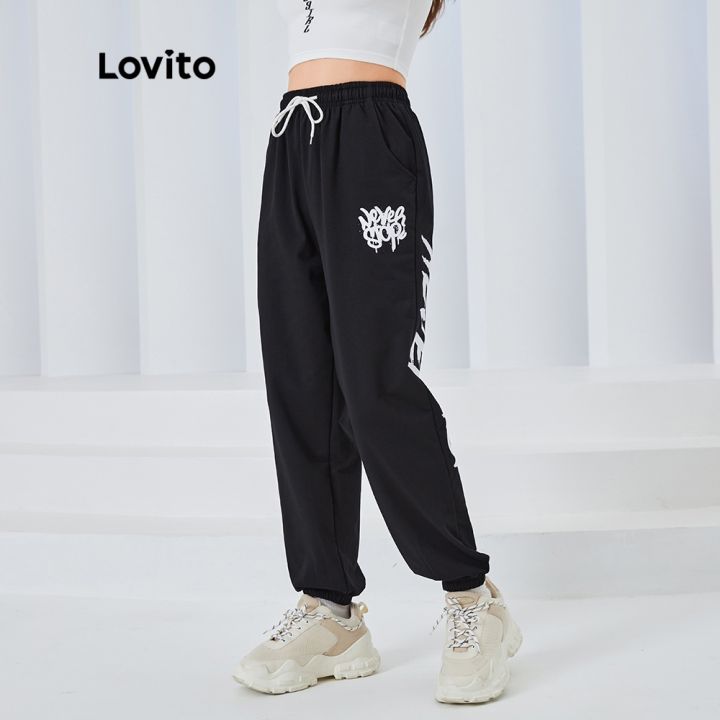 lovito-กางเกงจ็อกเกอร์-ความยาวแบบเต็ม-เอวสูง-ผูกเชือก-พิมพ์ลายตัวอักษร-ทรงหลวม-ตรง-สไตล์สปอร์ต-l04068-สีดำ