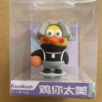 [Toy City] Cai Xukun ไก่คุณสวยเกินไปทำมือ KUNKUN สร้างสรรค์รุ่นรถติดตั้งขนาดเล็ก Blackspot เครื่องประดับพวงกุญแจ