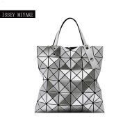 Issey Miyake Issey Miyake กระเป๋าคลาสสิคลายสี่เหลี่ยมขนมเปียกปูนแบบหกช่องกระเป๋าถือโท้ทกระเป๋าถือสะพายไหล่เรขาคณิต